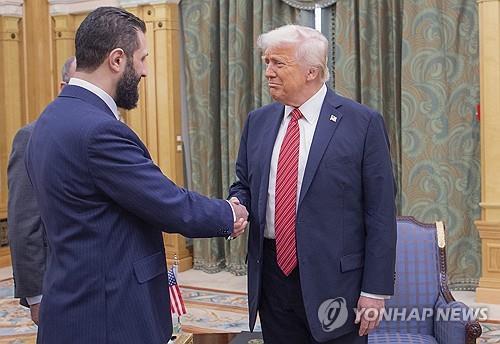 알샤라 시리아 임시대통령과 악수하는 트럼프 미국 대통령 / 사진=연합뉴스