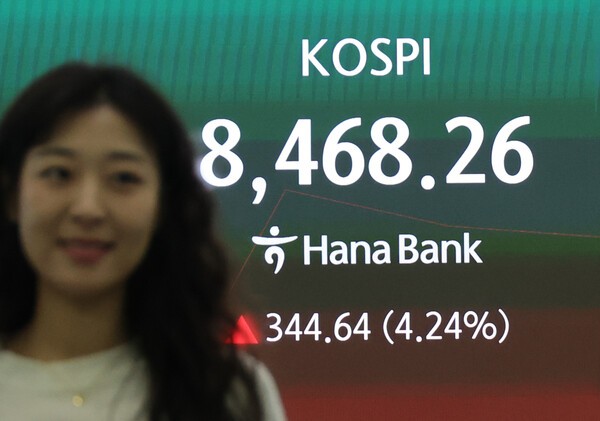 美 훈풍·중동 긴장 완화에 코스피 4%대 급등···올해 26번째 매수 사... - 뉴스 썸네일 이미지