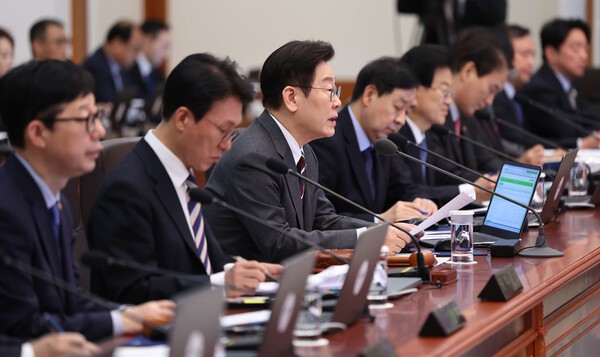지난 2월 수석보좌관회의에서 이재명 대통령은 청년들에게 탈모 치료에도 건강보험 적용을 확대하는 방안에 대해 보고받은 뒤 "바로 결정하지 말고 사회적인 토론을 통해 의견을 더 모아봤으면 한다"고 주문했다. /사진=연합