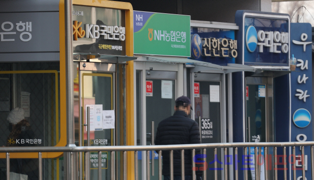 임기 만료 앞둔 5대 은행장···'지배구조 개편안'에 연임 전선 급변