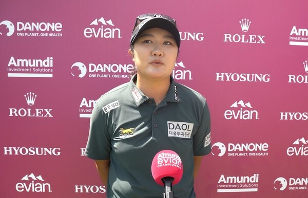 유해란 <b>에비앙 챔피언십</b> 첫날 공동 3위 "그린 중앙만 노리고 쳤어요"…...